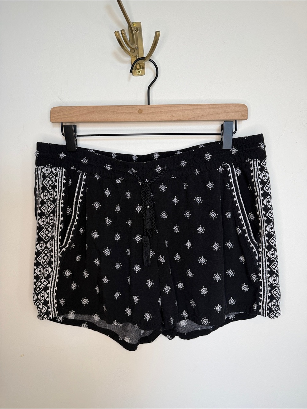 Old Navy Black Bohemian Printed Drawstring Border-Print  Shorts
